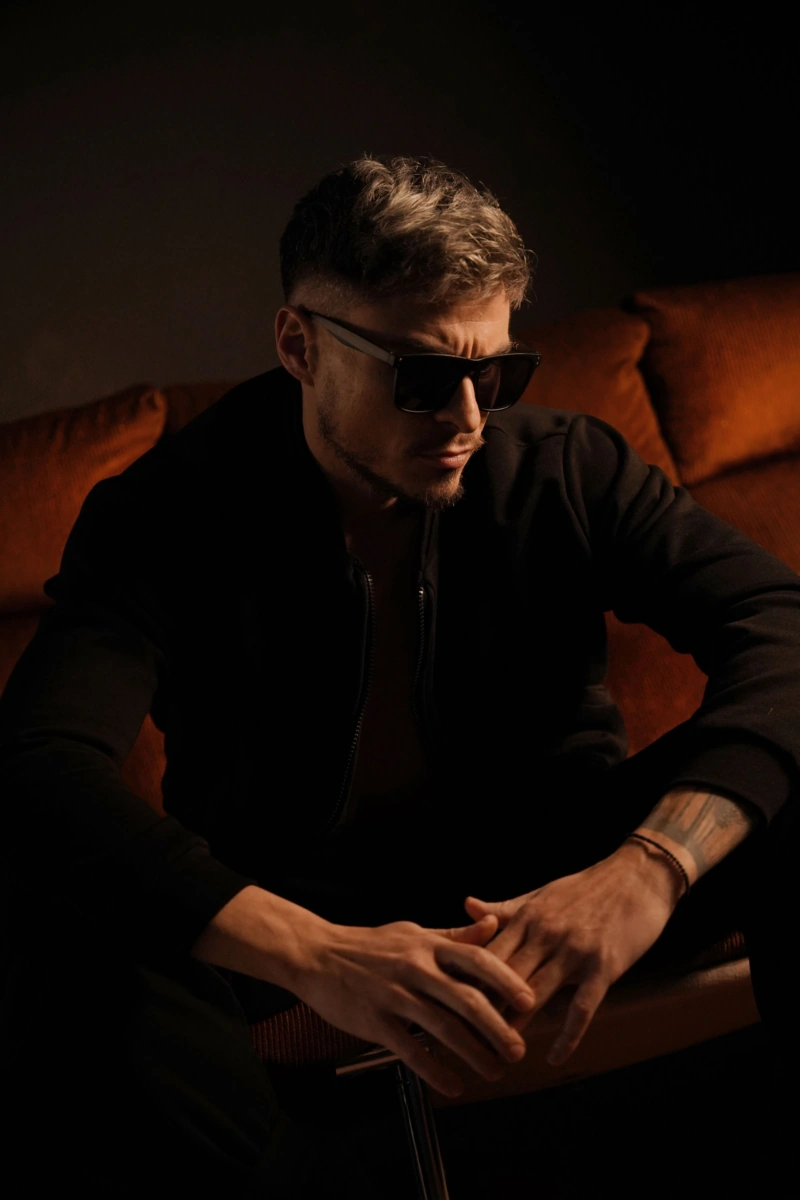 Black Line – Hoodie Two Faces